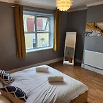 I\'M A 3 Bed & A Great Location-Walk To Everything