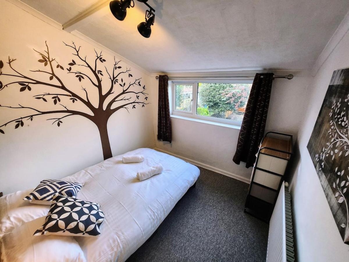 I'm A 3 Bed & A Great Location-walk To Everything